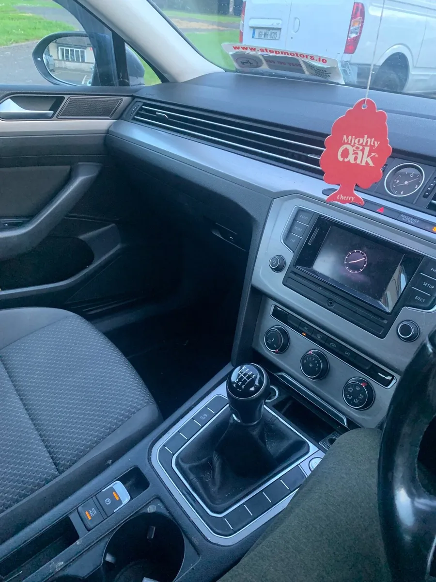 161 Volkswagen Passat - Image 2