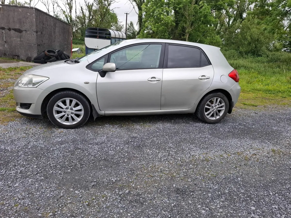 Toyota Auris 2009 - Image 2