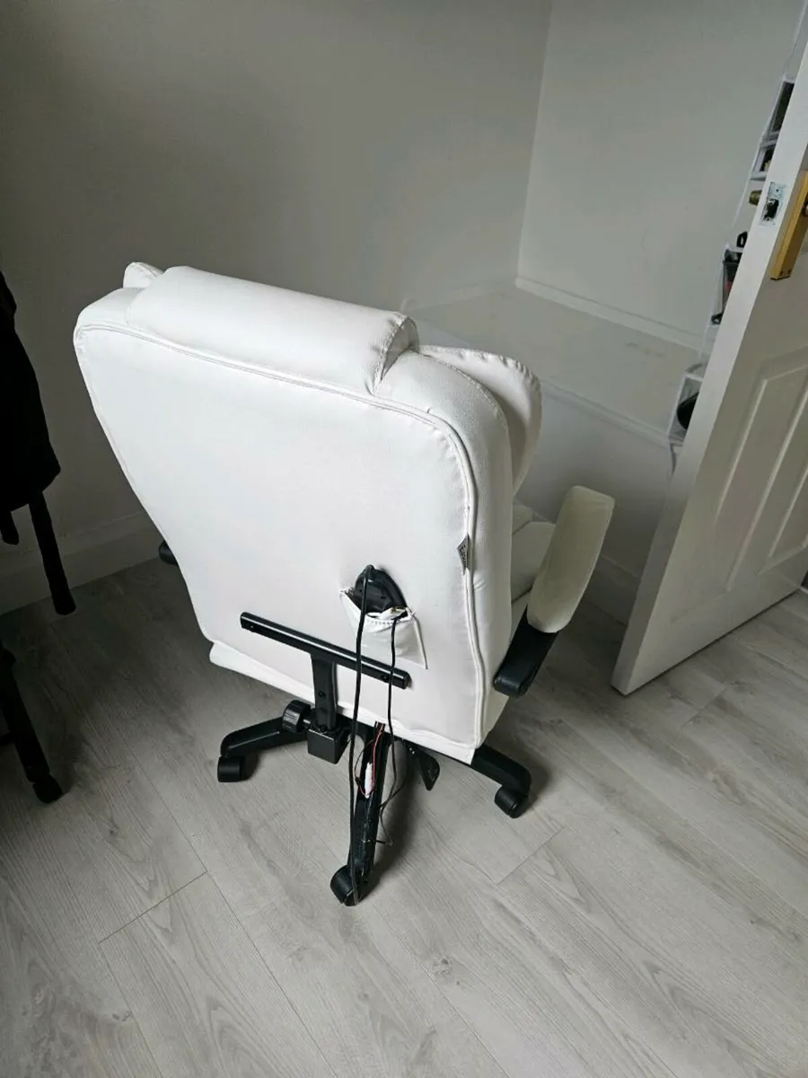 Gaming chair with massage feature - Image 2