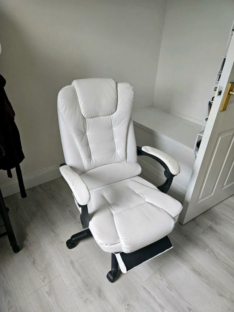 Gaming chair with massage feature - Image 3