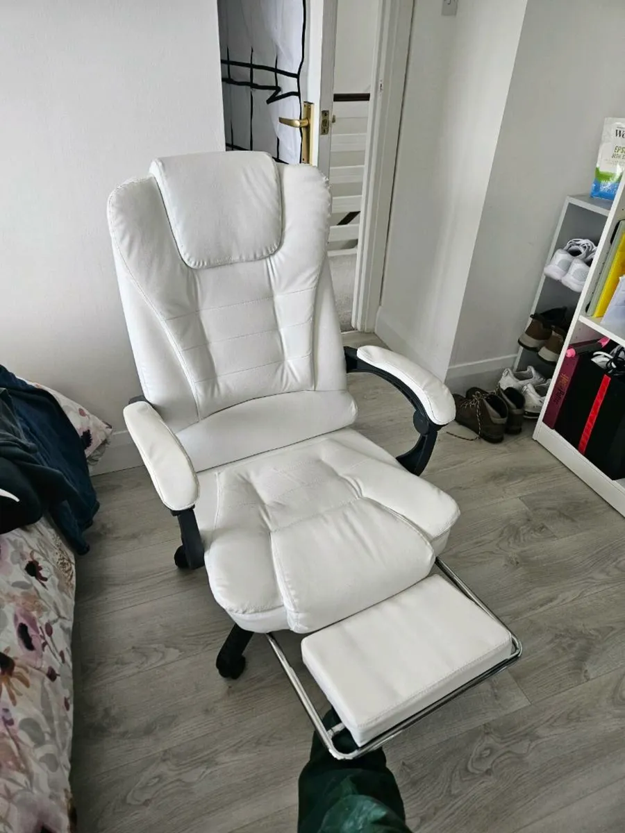 Gaming chair with massage feature - Image 4