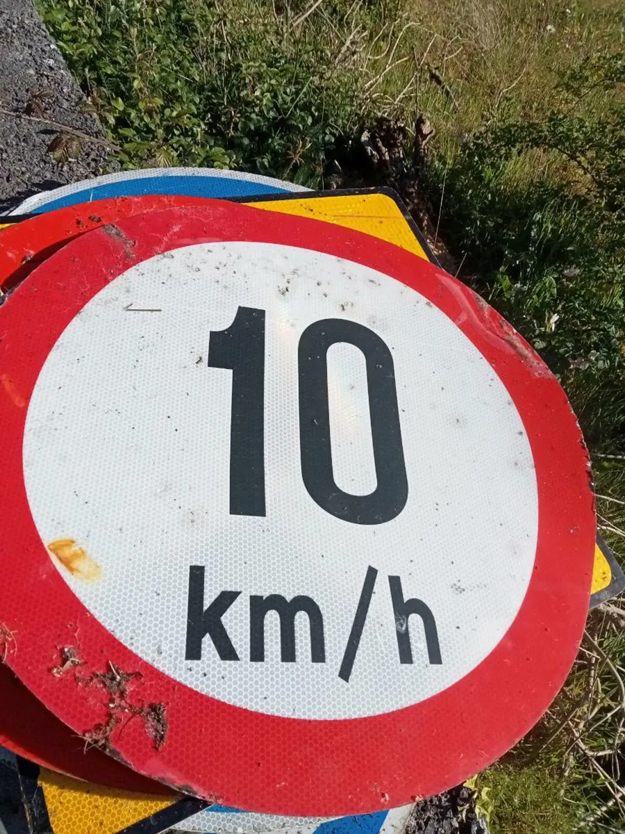 Two speed signs - Image 1