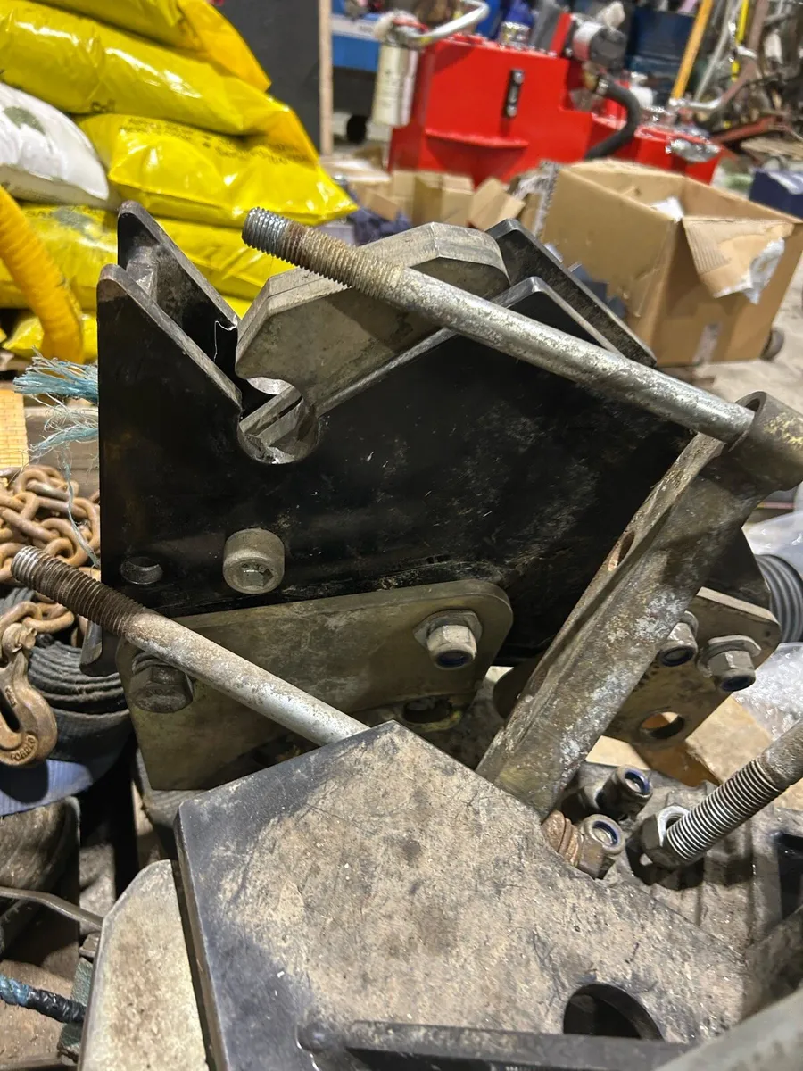 NewHolland axle brackets hedgecutter - Image 1