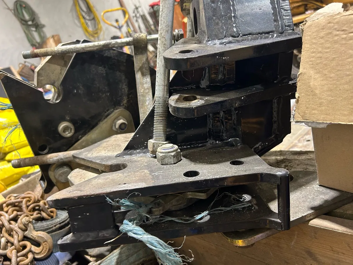 NewHolland axle brackets hedgecutter - Image 2