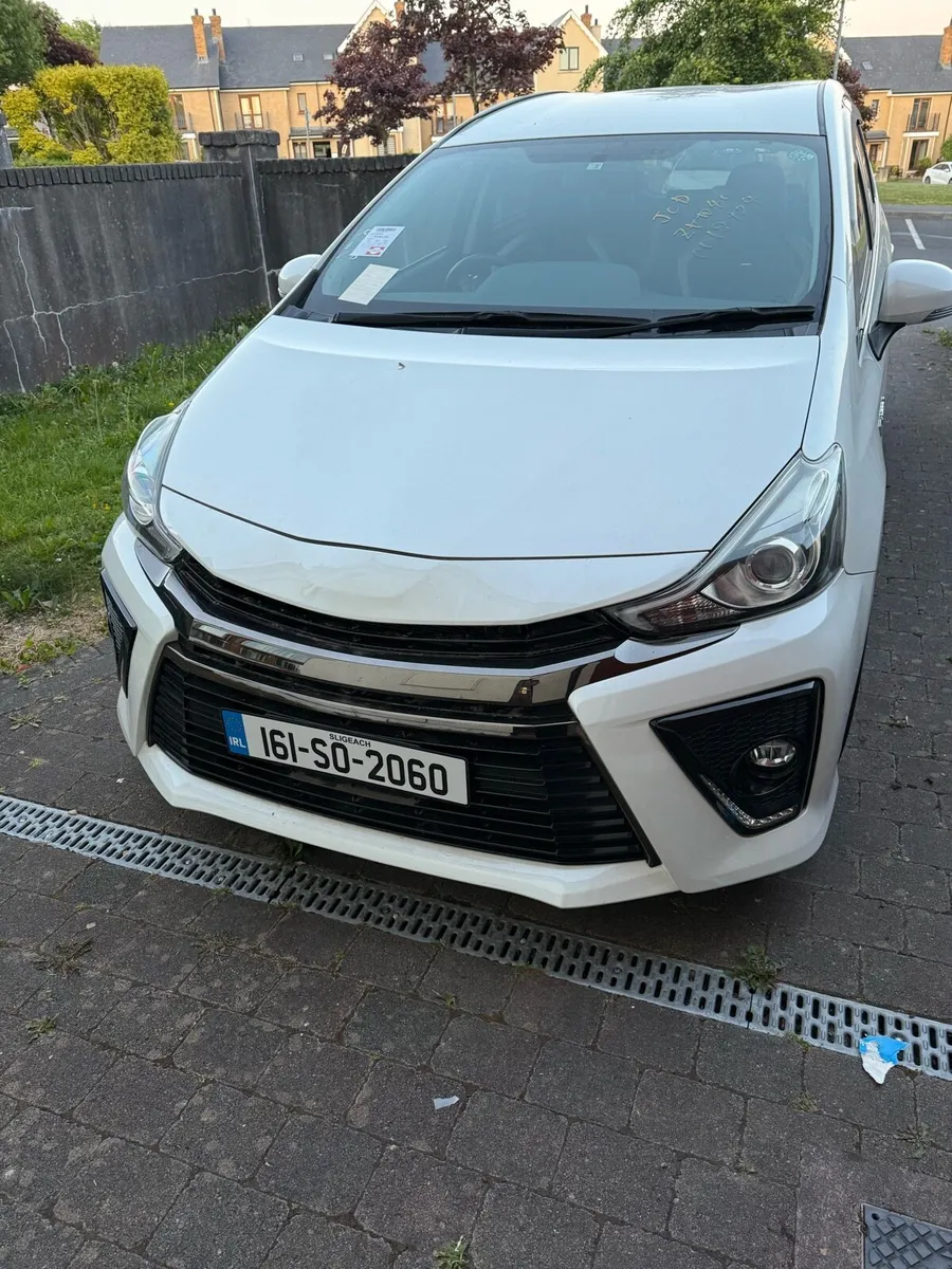 Toyota Prius Alpha 2016 - Image 2