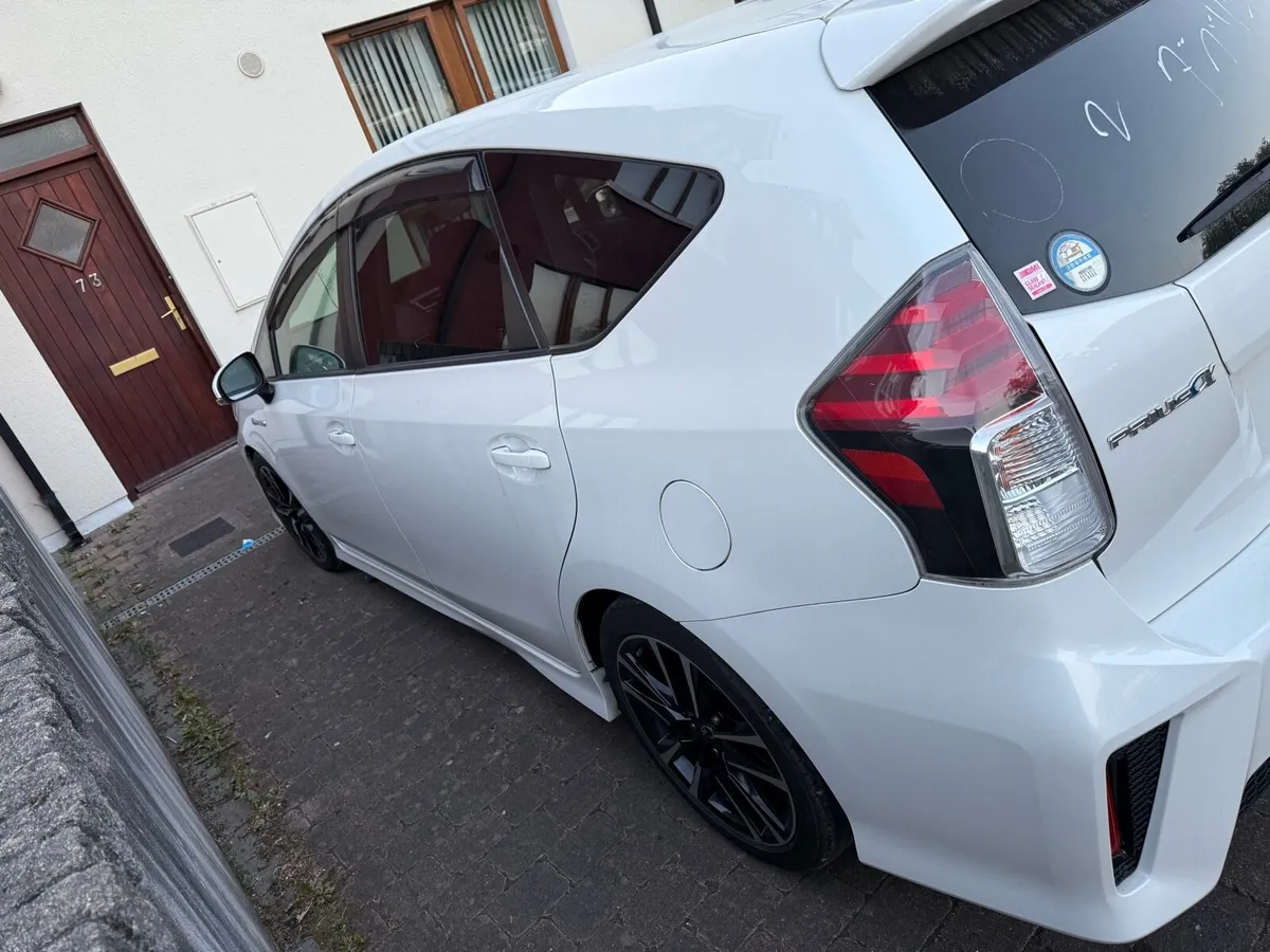 Toyota Prius Alpha 2016 - Image 3