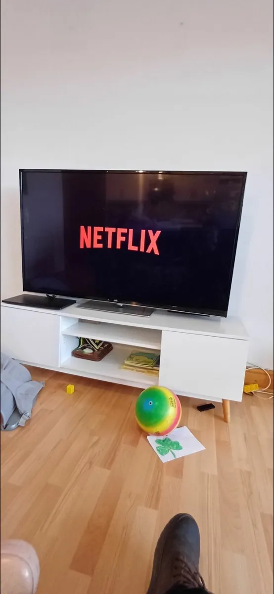 4k 55" Smart TV - Image 1