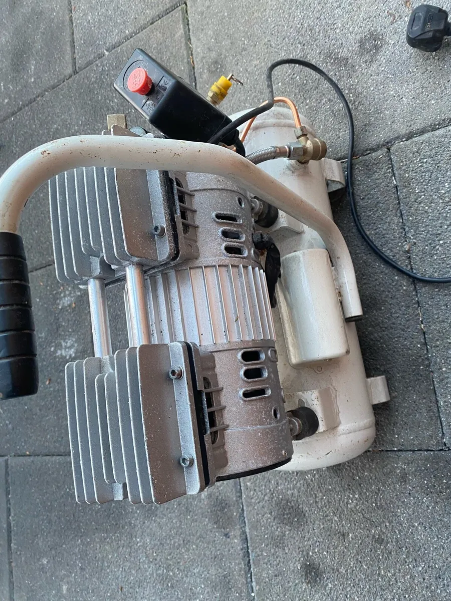 Compressor ORAZIO 9L 66dB/A 8 Bar - Image 3