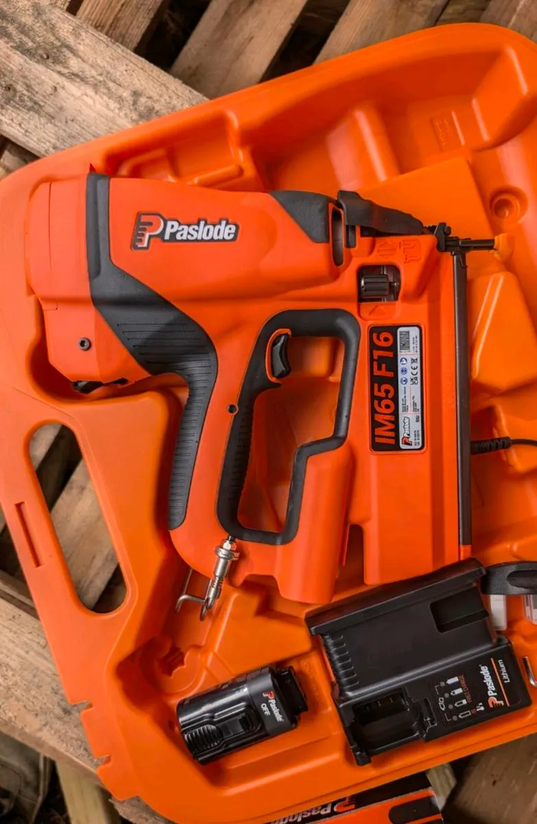 Paslode IM65 F16 Straight Second Fix Nail Gun Kit - Image 2