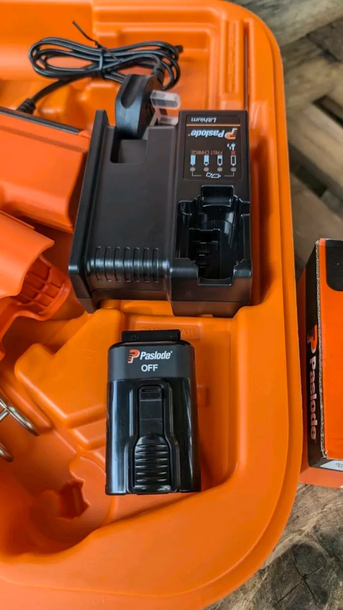 Paslode IM65 F16 Straight Second Fix Nail Gun Kit - Image 4