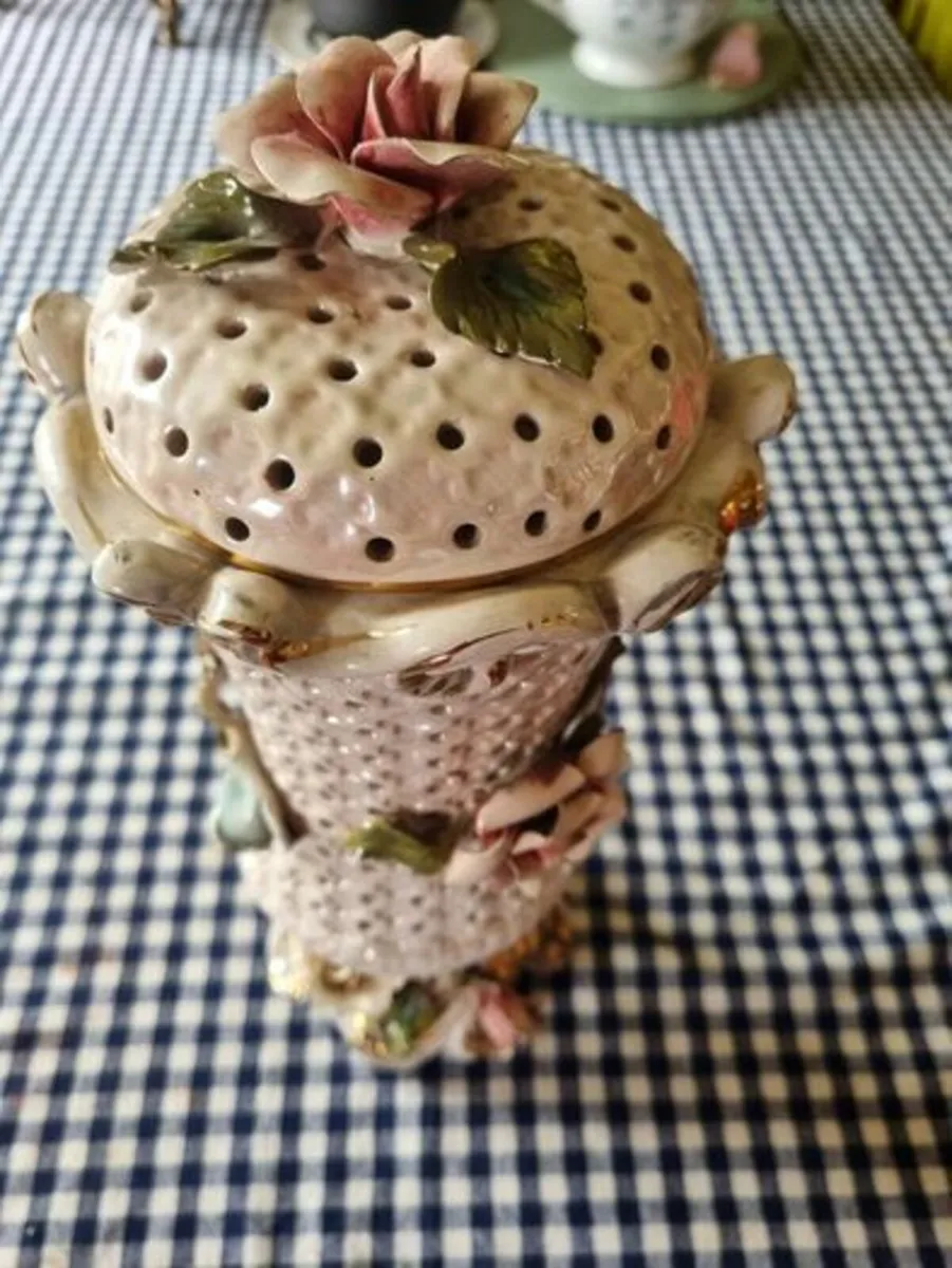 Capodimonte Italian porcelain lamp structure - Image 3