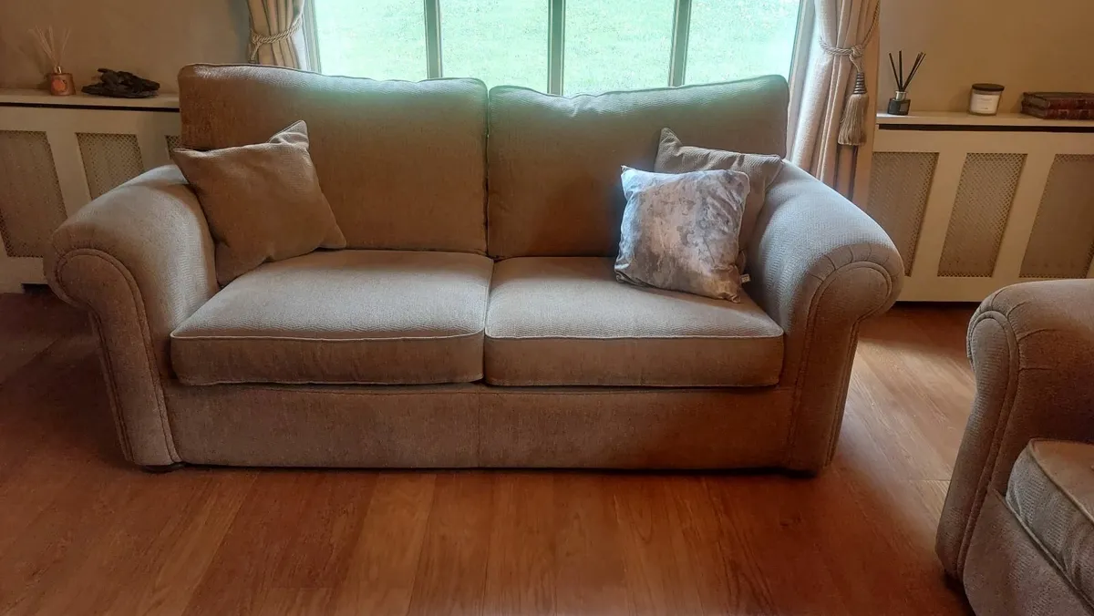2 Couches for 700.00 - Image 3