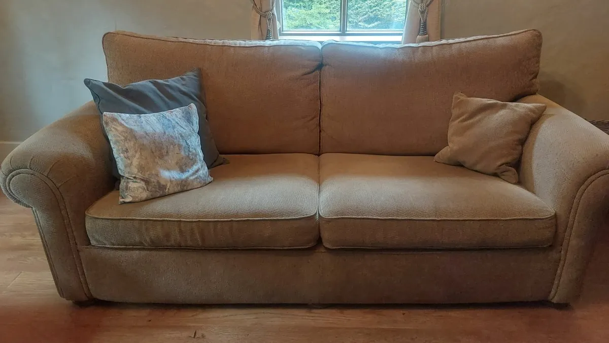 2 Couches for 700.00 - Image 4