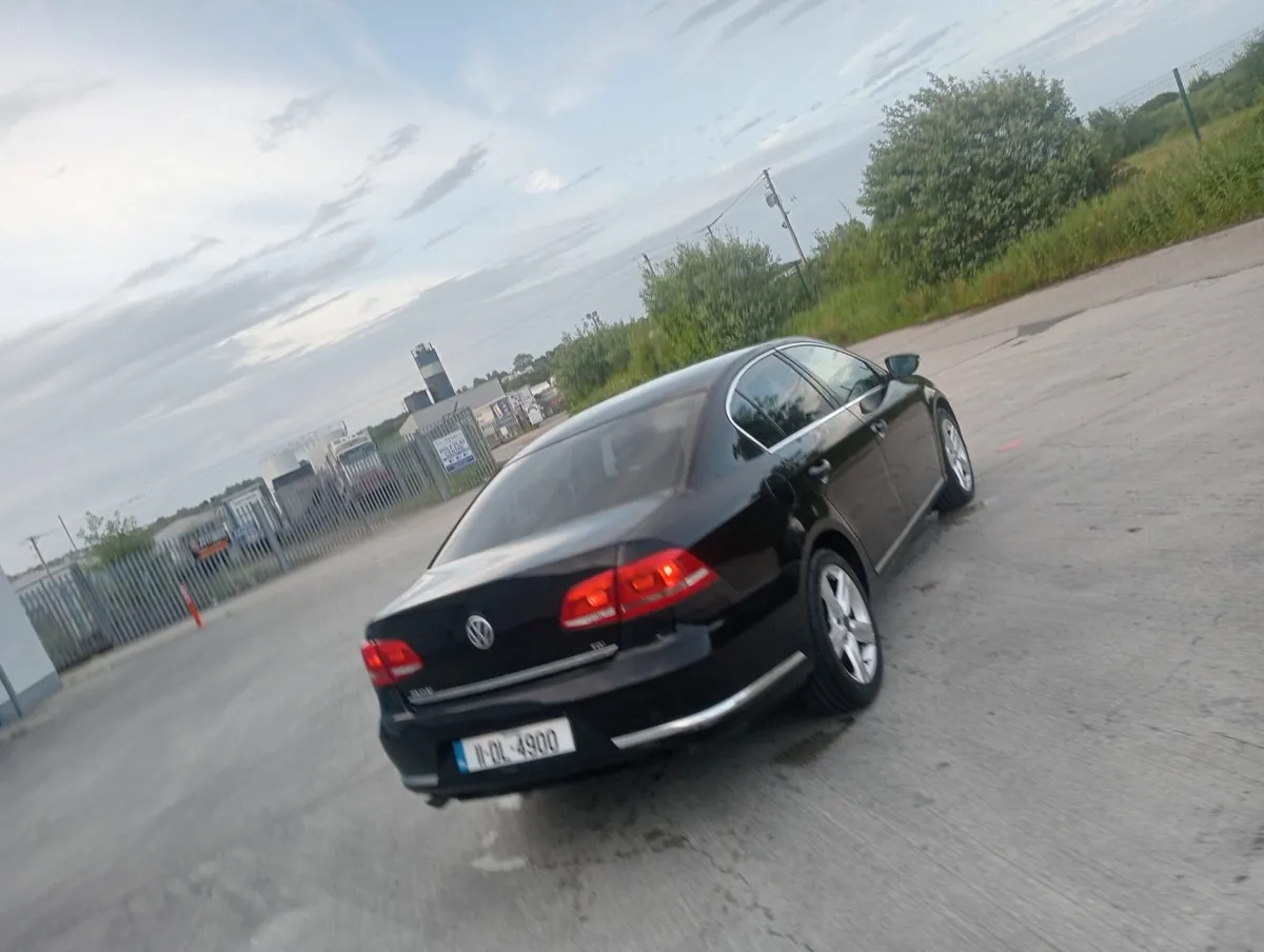 Volkswagen Passat 2011 - Image 2
