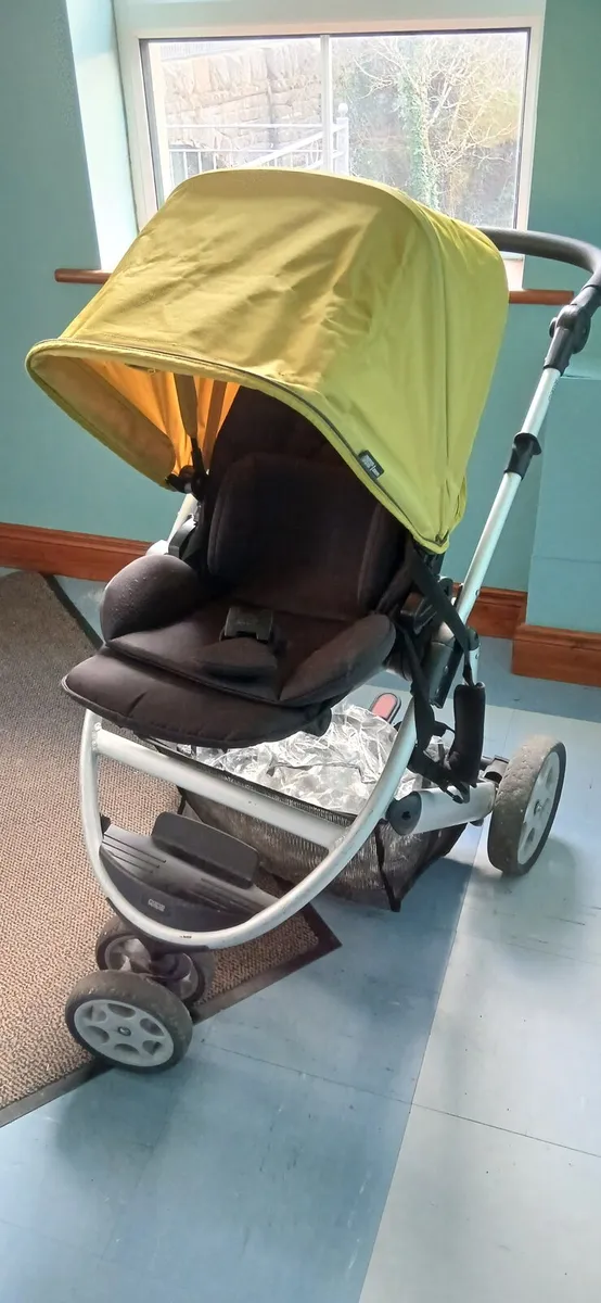 The pram and baby's car seat - Image 1