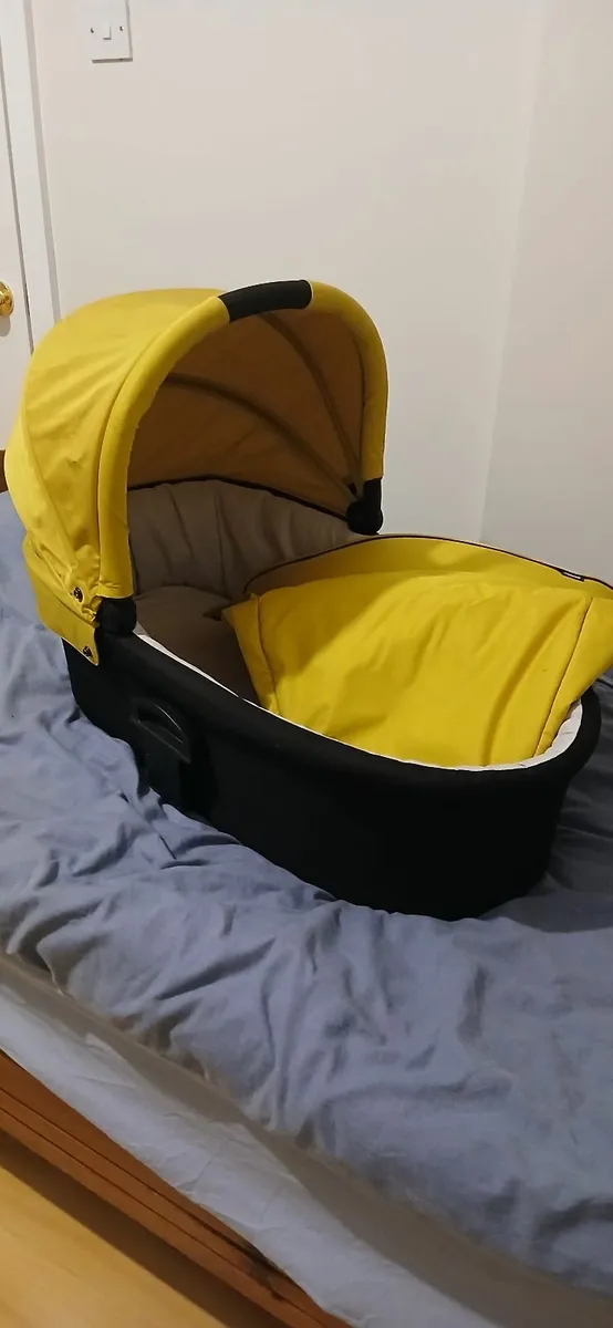 The pram and baby's car seat - Image 2