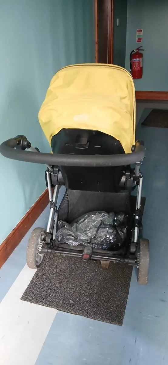 The pram and baby's car seat - Image 3