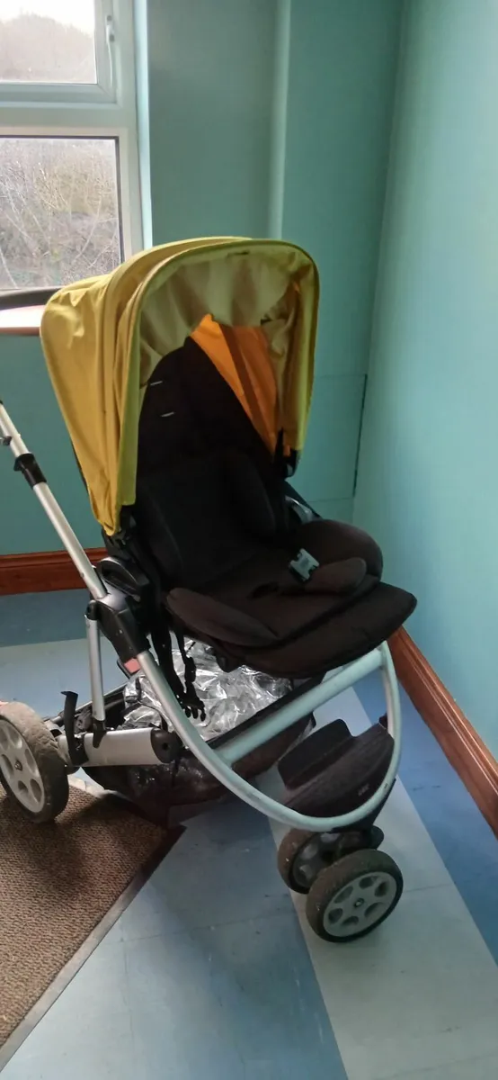 The pram and baby's car seat - Image 4