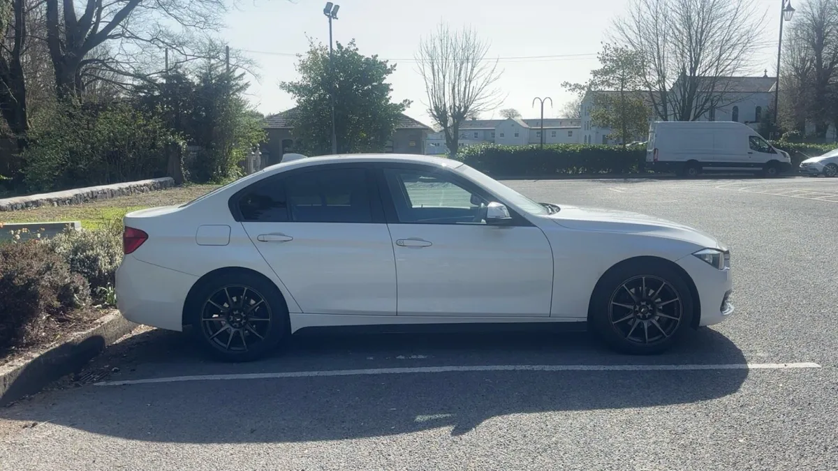 BMW 318d 3 Series - Image 4