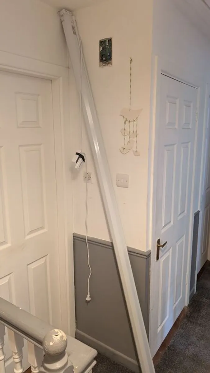 Motorised Projector Screen - Image 4