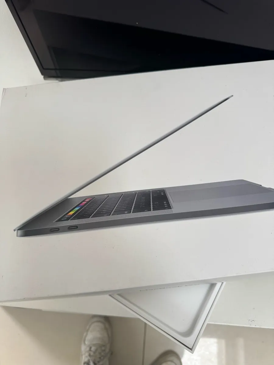 MacBook Pro 2018 15inch - Image 1
