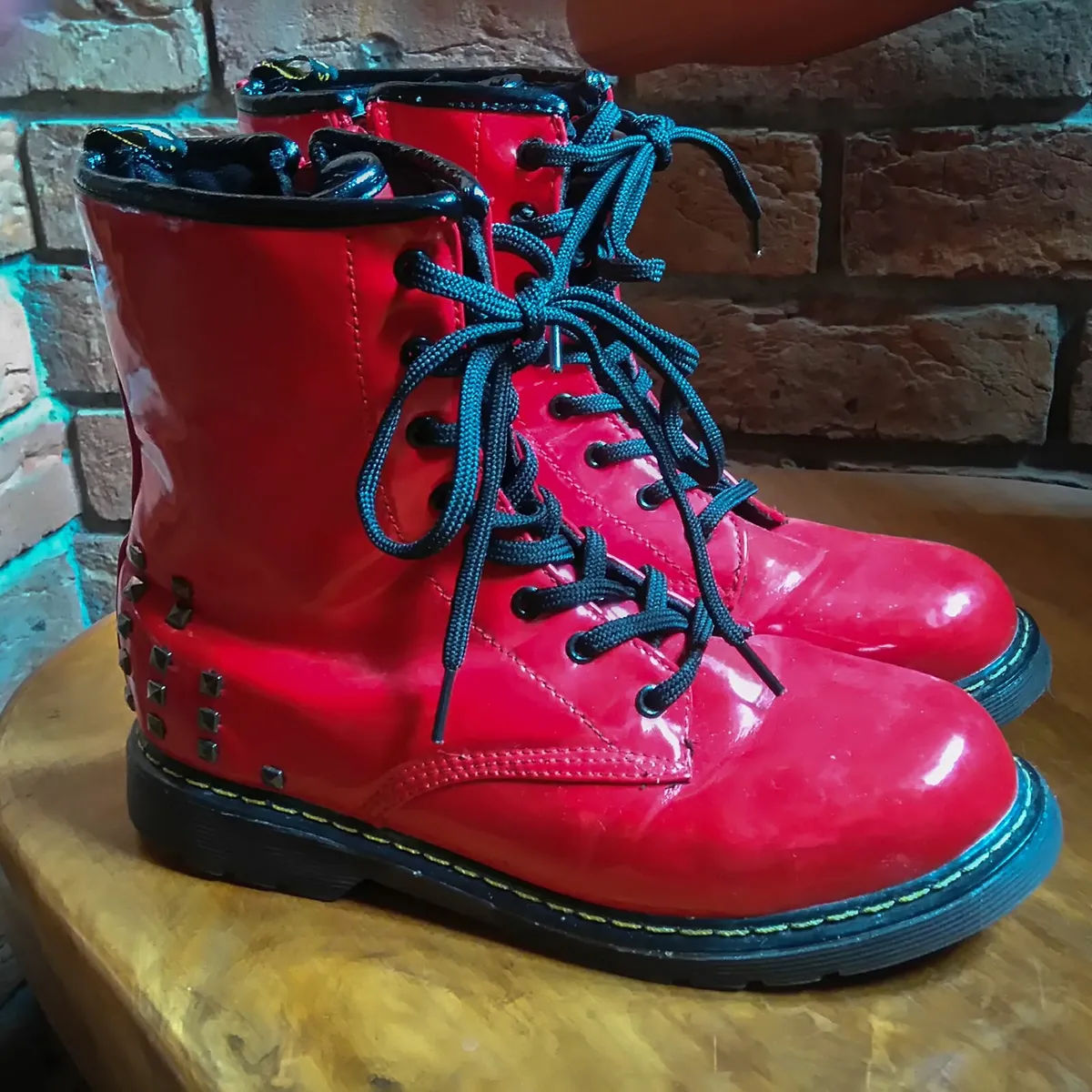 RED BOOTS SHINY FINISH (USED). - Image 1
