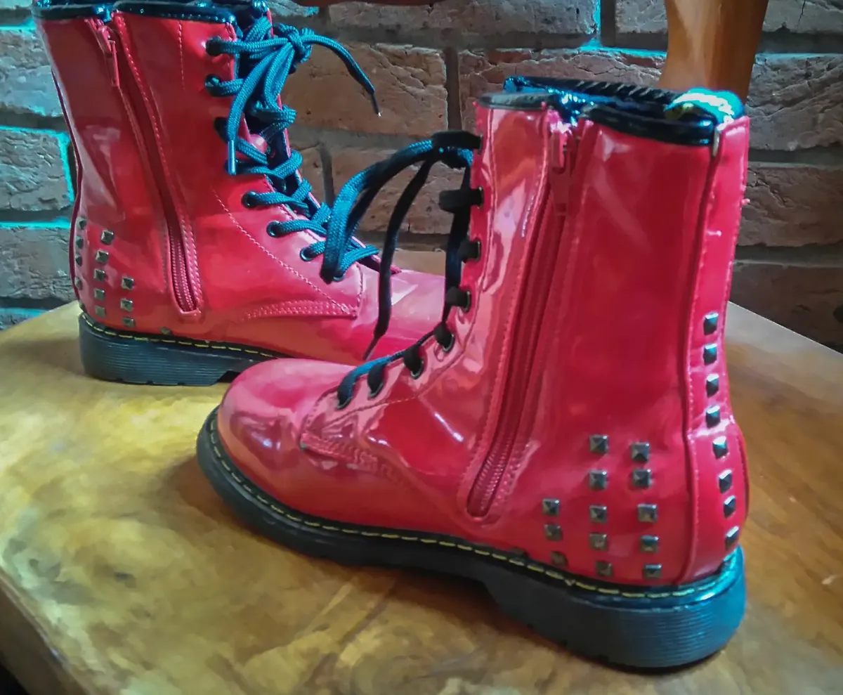 RED BOOTS SHINY FINISH (USED). - Image 2