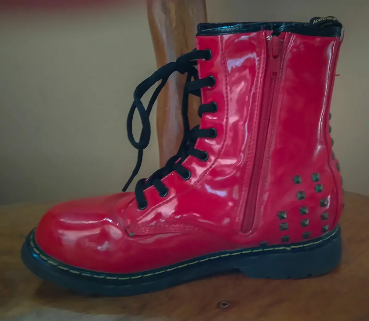 RED BOOTS SHINY FINISH (USED). - Image 4