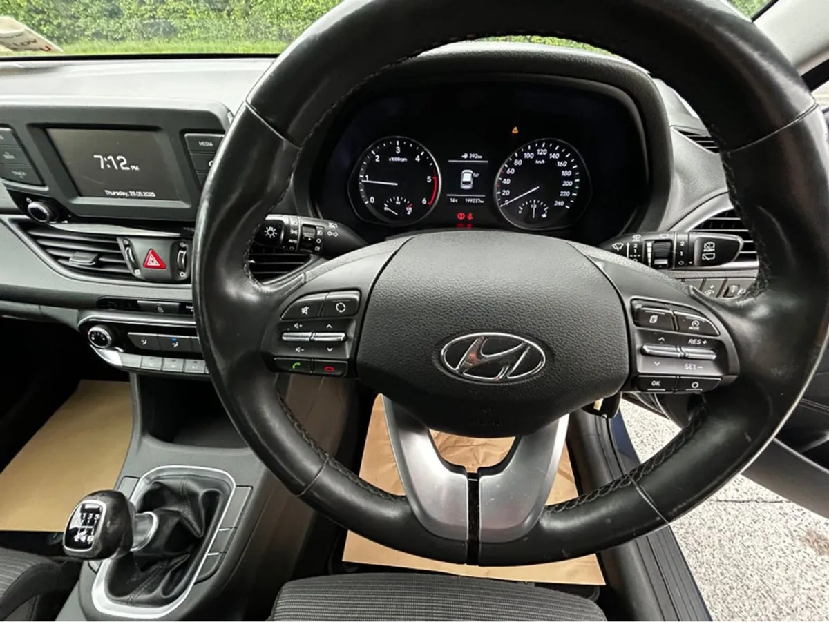 Hyundai i30 Deluxe 5DR  180 Road Tax 1.6 Diesel - Image 4