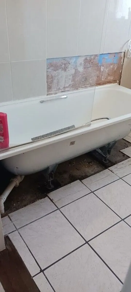 Bath and shower screen free. Ready to go - Image 1