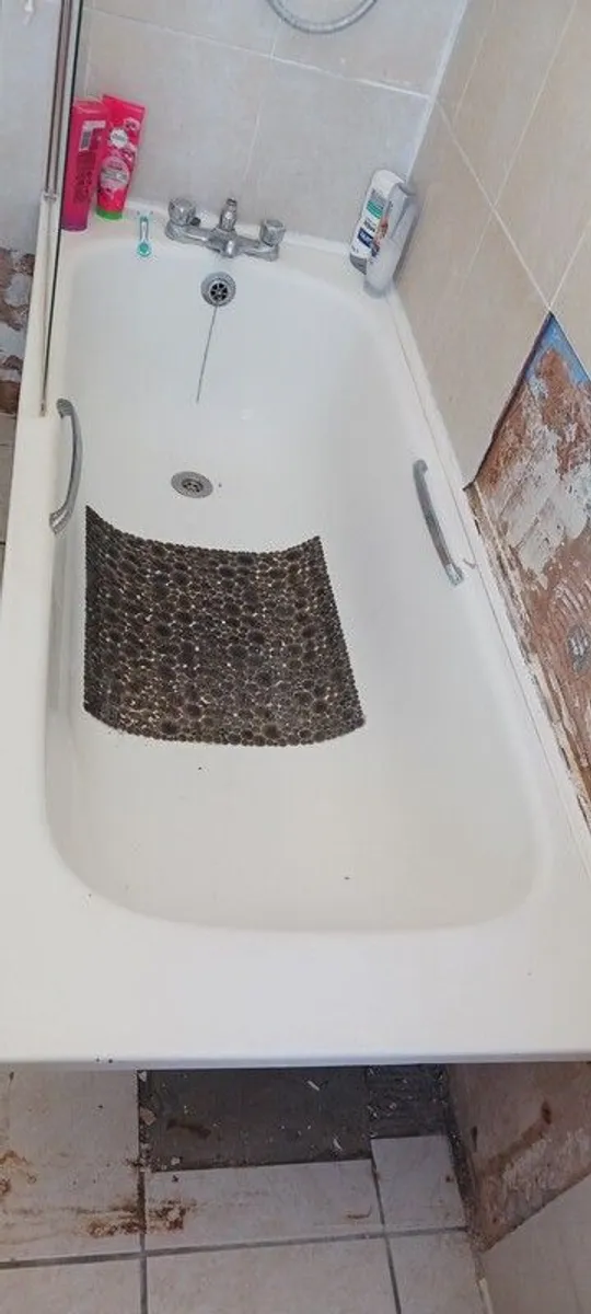 Bath and shower screen free. Ready to go - Image 2