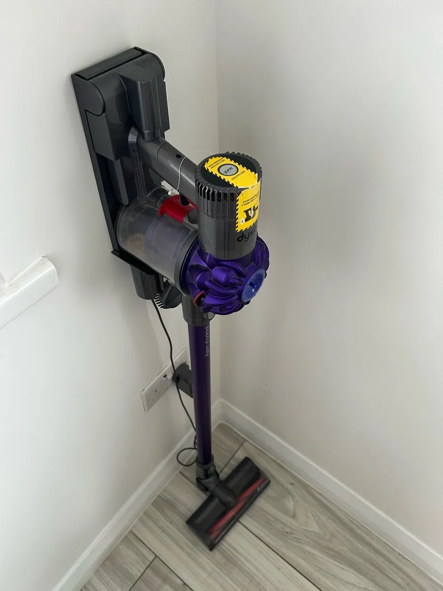 Dyson v6 - Image 1