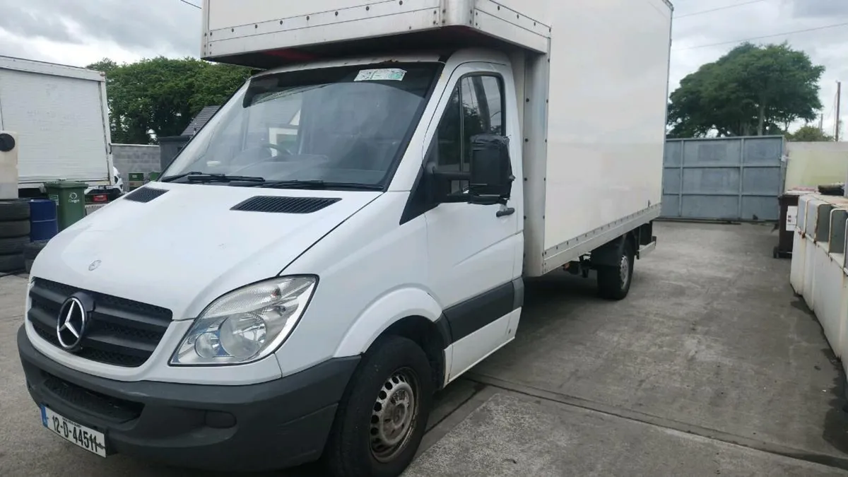 Mercedes Sprinter Luton Box van - Image 2