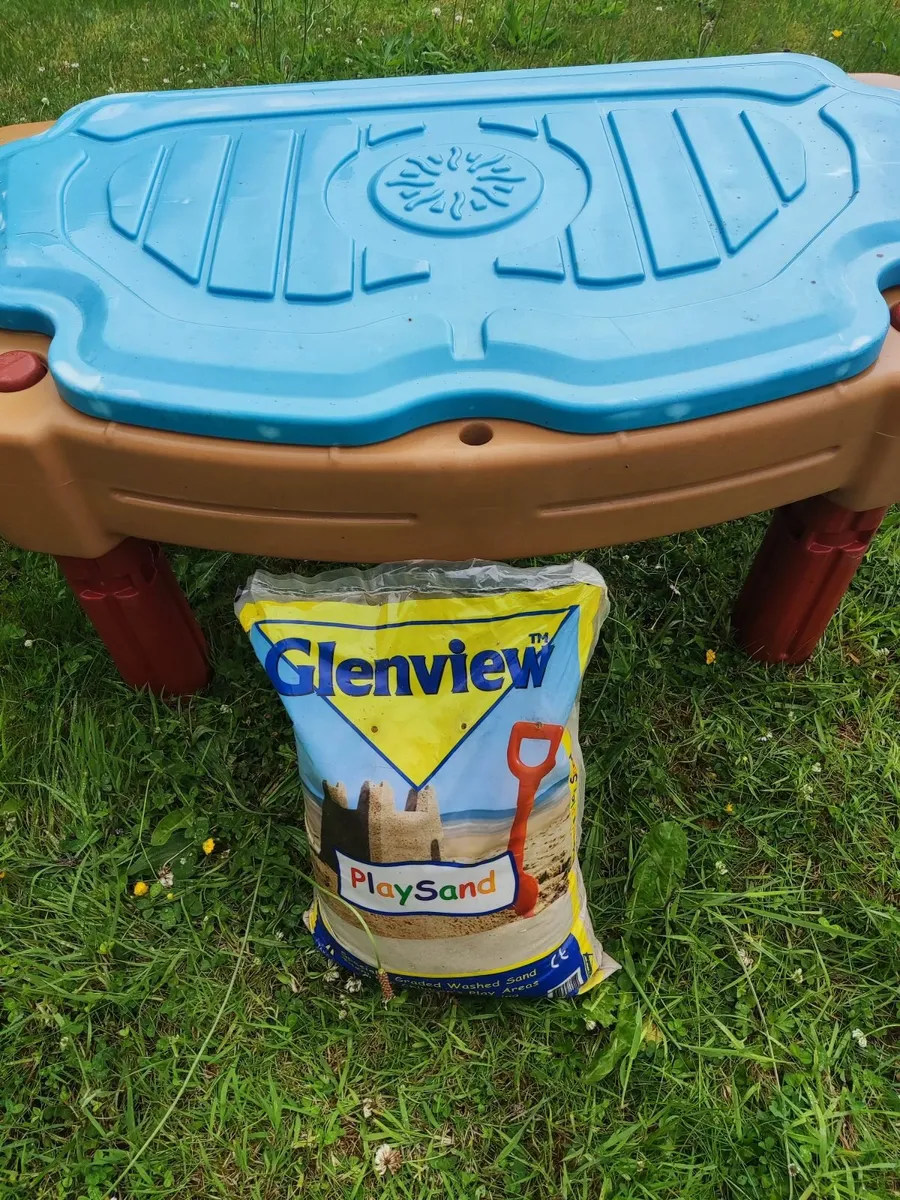 Childrens Sand table with sand - Image 1