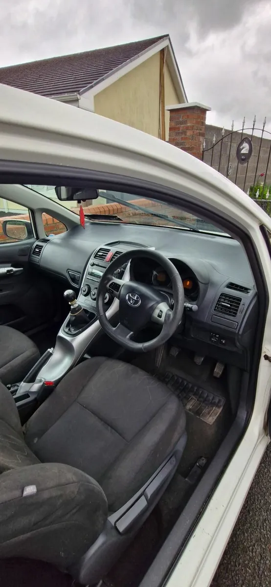 Toyota Auris 2012 - Image 2