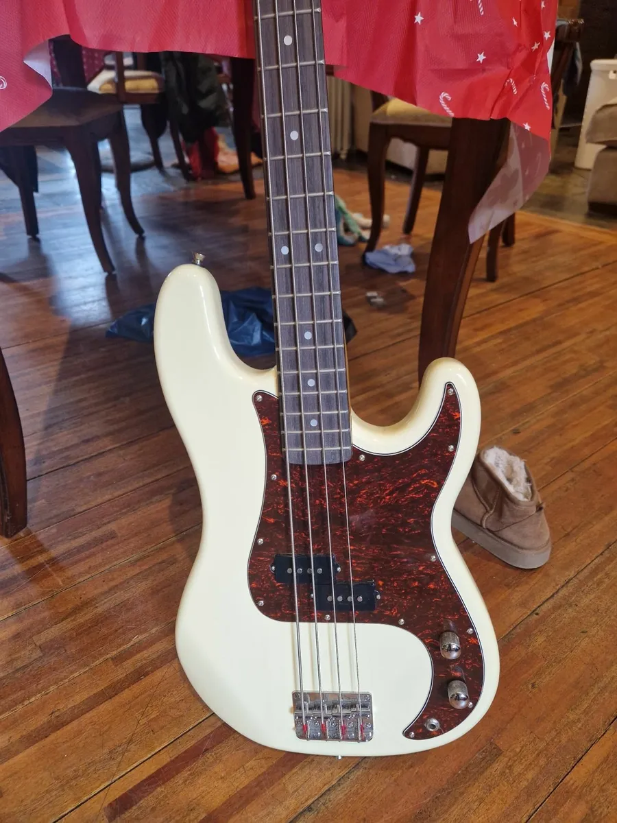 Electric guitar and amp - Image 4