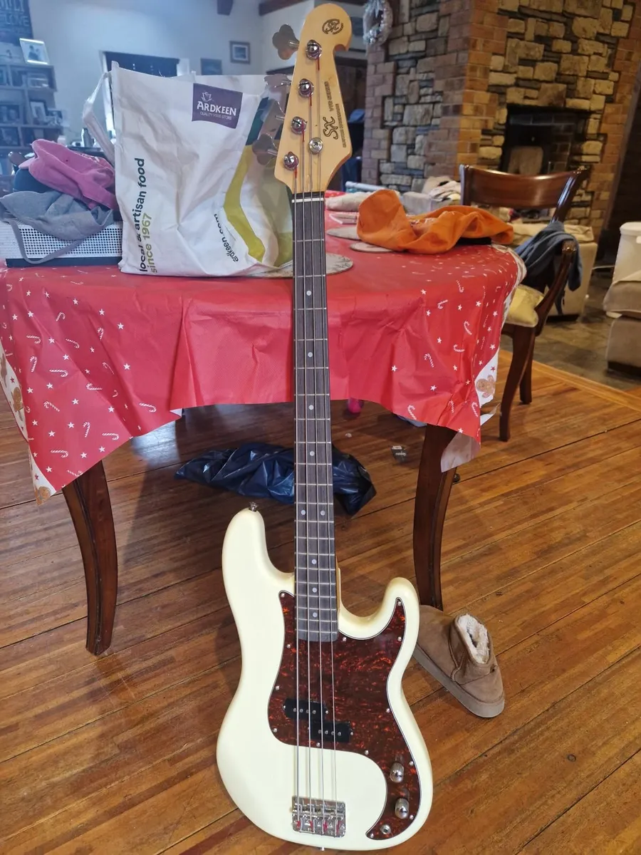 Electric guitar and amp - Image 1
