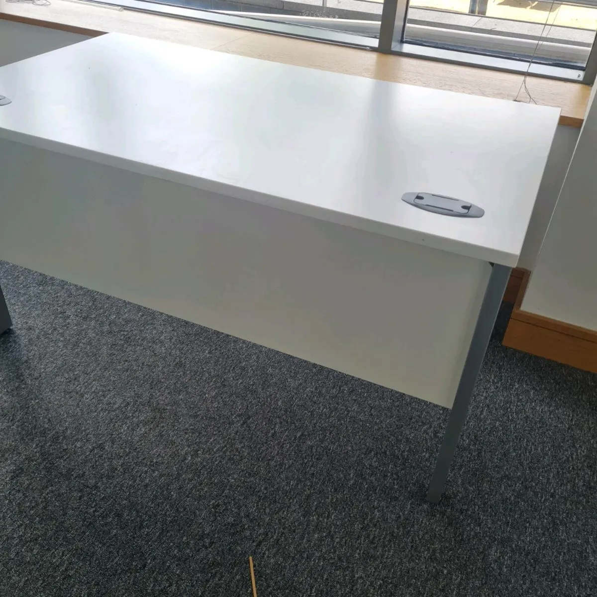 White 1400 mm office desks - Image 1