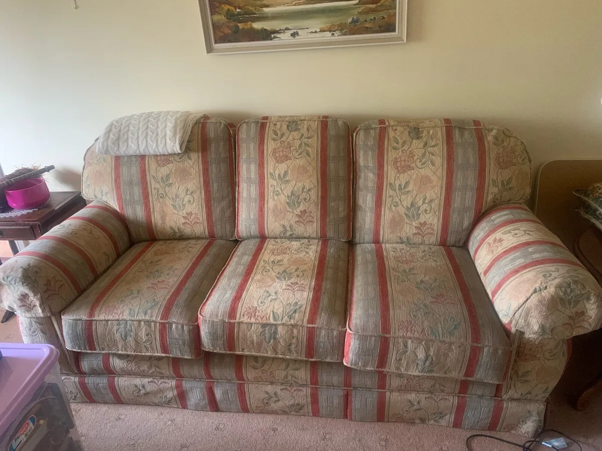 Couch and 2 matching arm chairs - Image 1