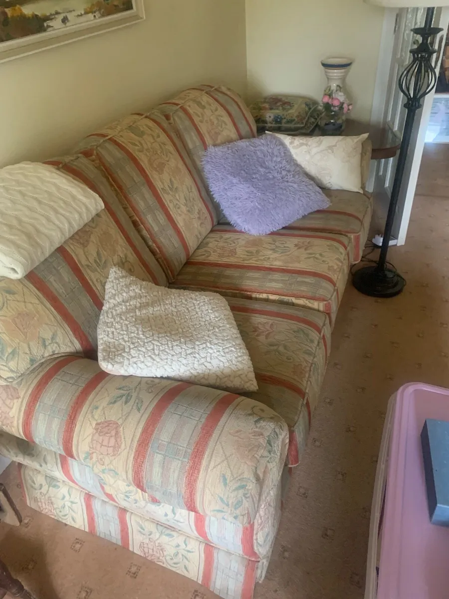 Couch and 2 matching arm chairs - Image 3