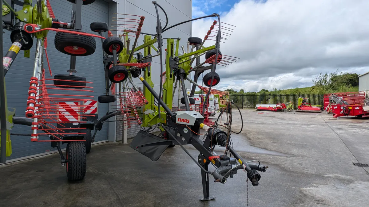 2023 Claas Liner 2700 Rake - Image 3