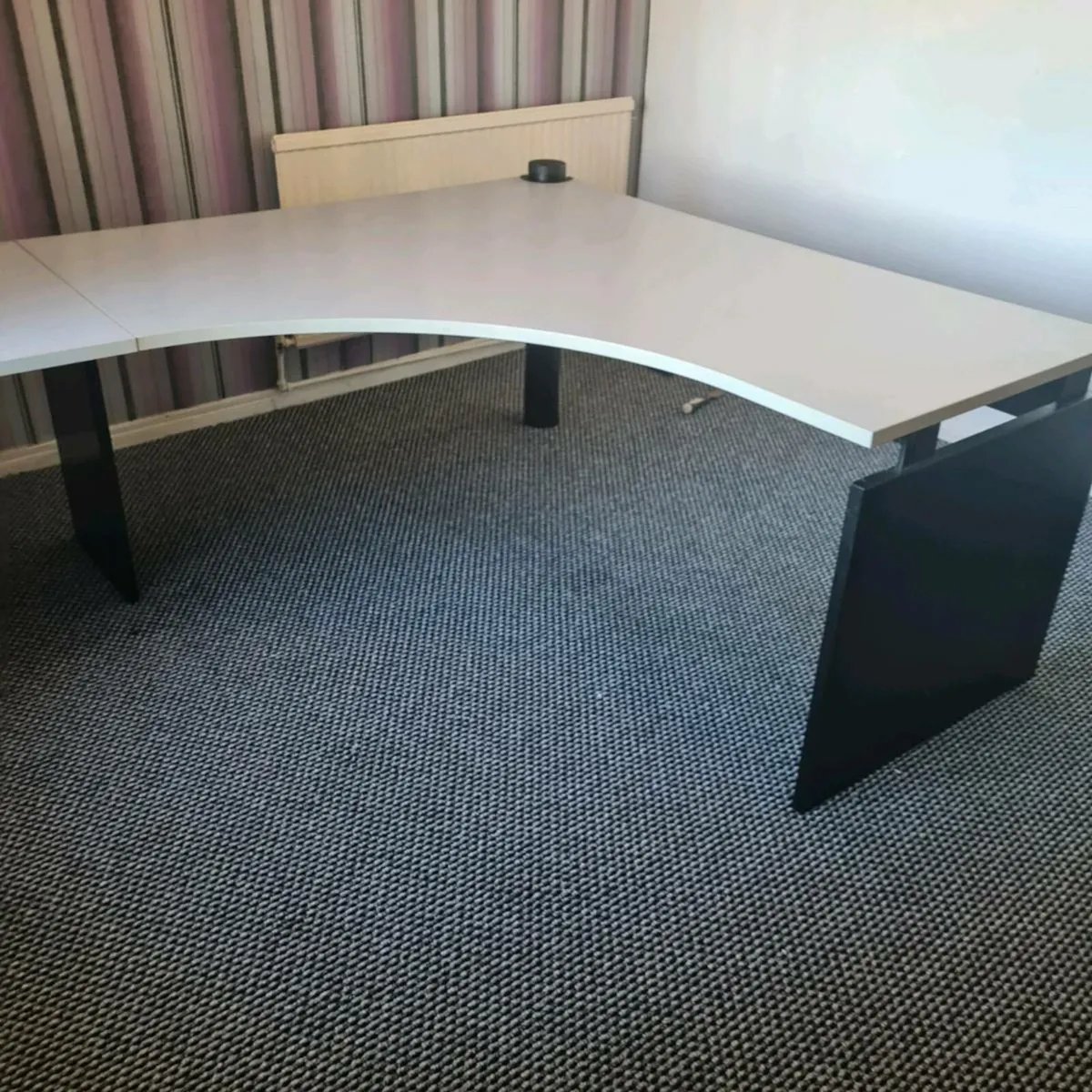 Light grey managers corner office desks - Image 4