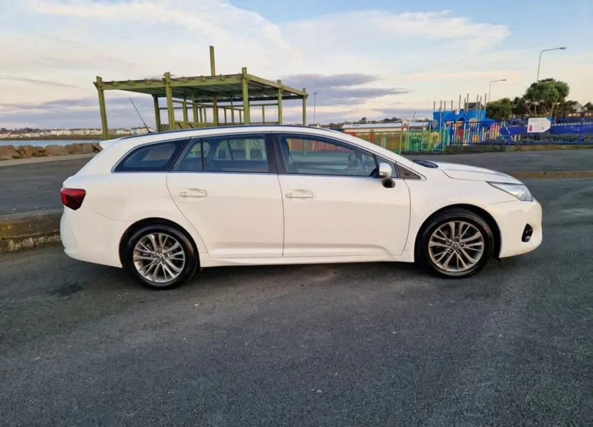 Toyota Avensis 2017 - Image 2