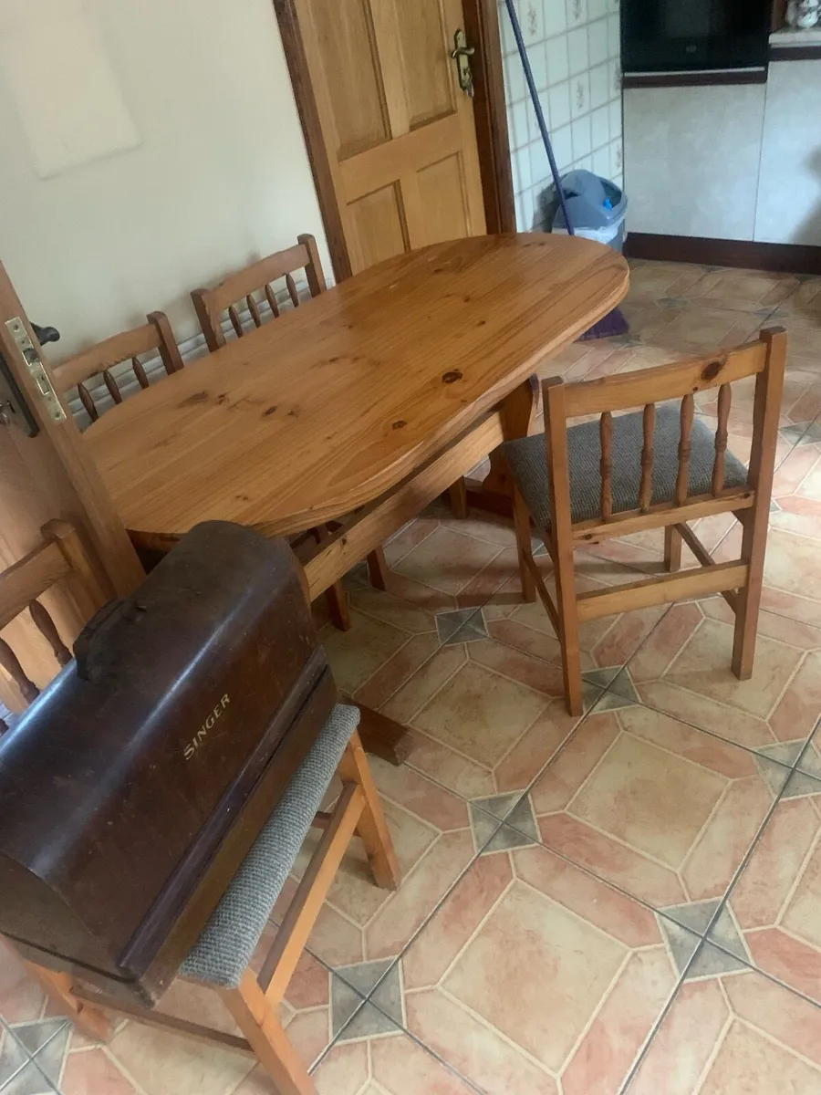 Kitchen table and 4 chairs - Image 3