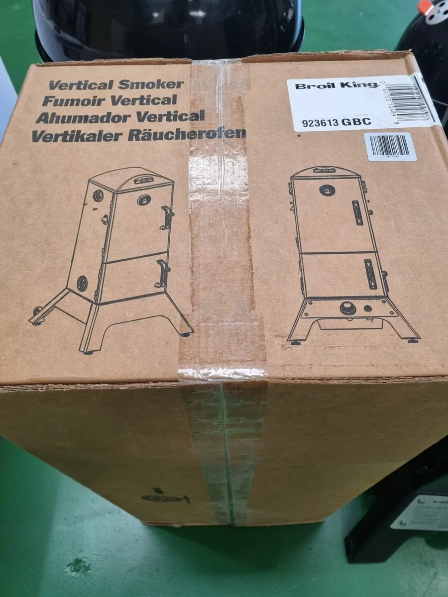 Broil King Vertical Gas Smoker - Image 2