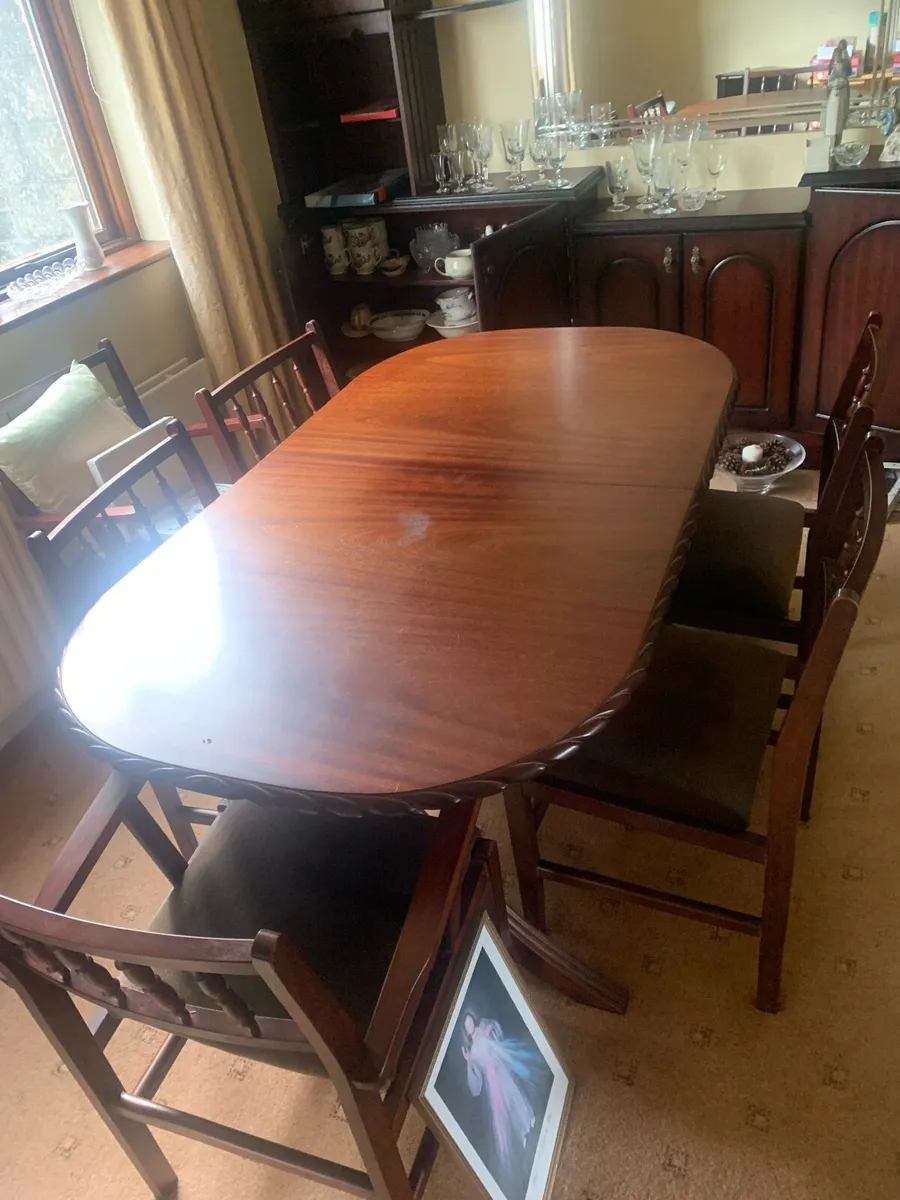 Dining room table and 6 matching chairs - Image 1