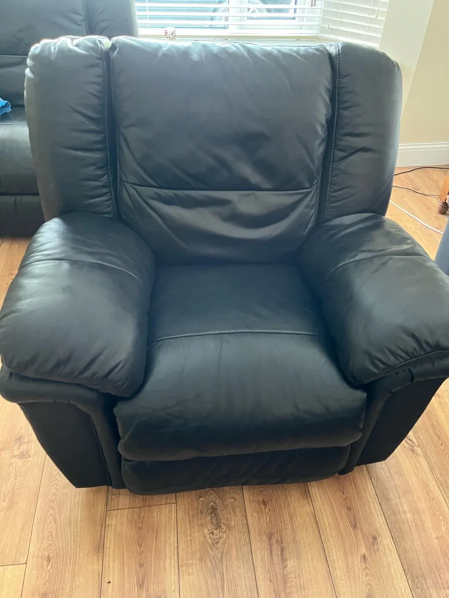 2 leather recliner chairs - Image 4