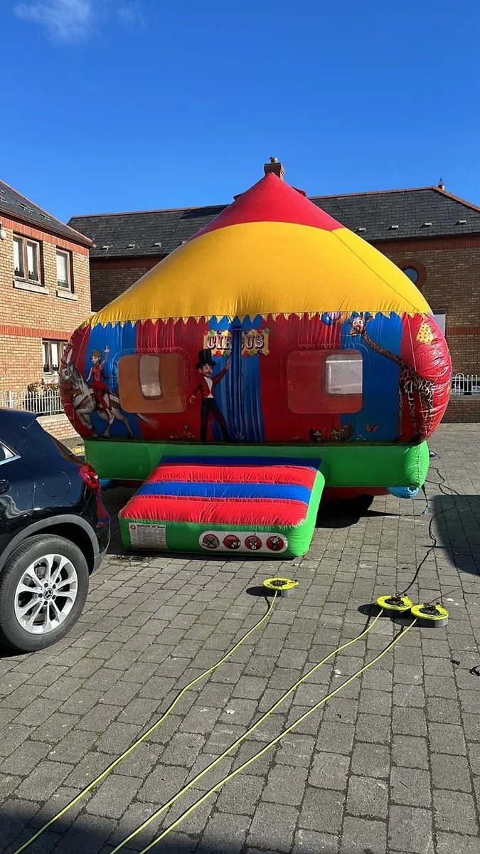 Bouncy castle - Image 2