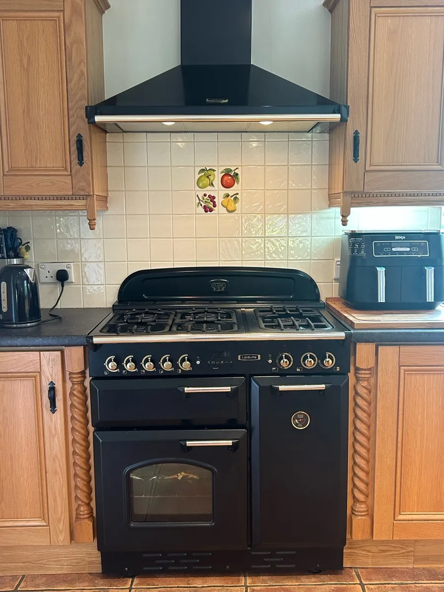Cooker and extractor hood - Image 1