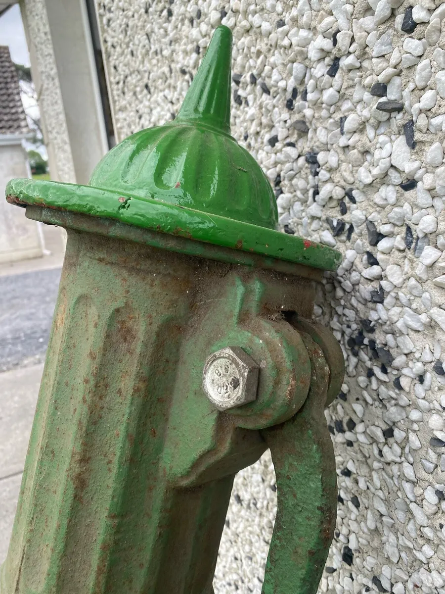 Old style water pump - Image 3